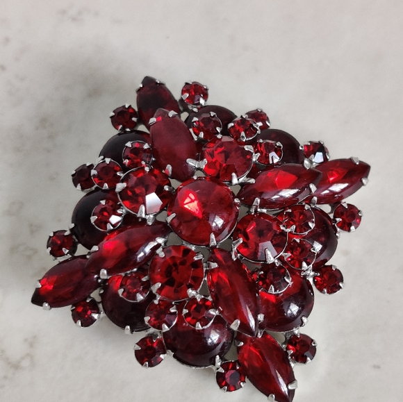 Exquisite Vintage Confirmed Juliana Garnet Red Glass Brooch - Picture 10 of 16